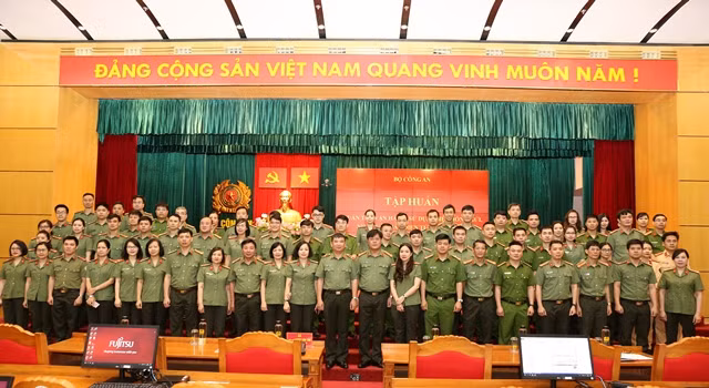 Các đại biểu tại lớp tập huấn quản trị vận hành hệ thống gửi, nhận văn bản điện tử CAND.