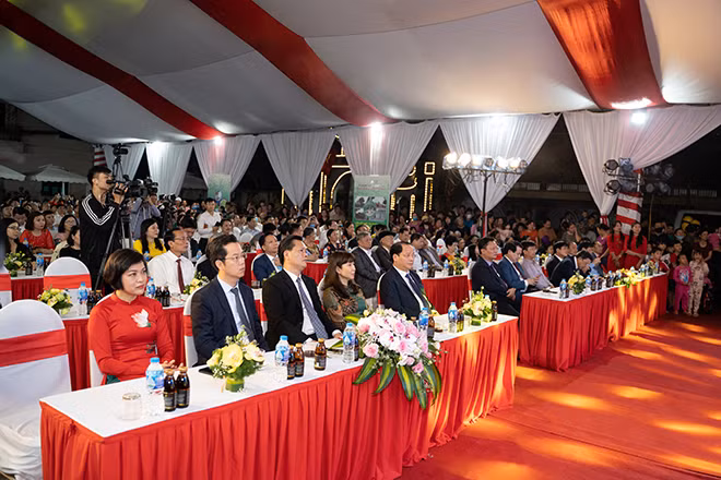 Các đại biểu dự buổi lễ.