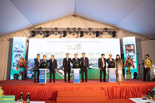 Đại diện lãnh đạo các Sở, Ban, Ngành của Hà Nội và huyện Đan Phượng nhấn nút khởi động Trang thông tin điện tử du lịch huyện Đan Phượng.