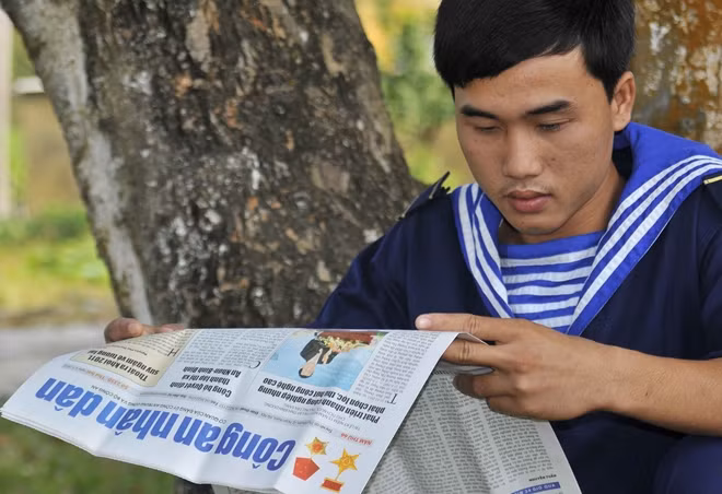 Cán bộ, chiến sĩ trẻ trên quần đảo Thổ Chu đọc Báo CAND.