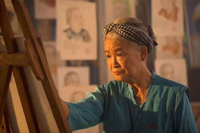 Họa sĩ Đặng Ái Việt vẽ chân dung Mẹ Việt Nam Anh hùng.