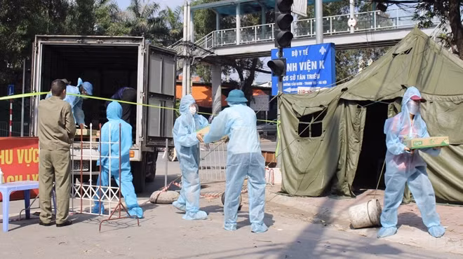 Nhóm từ thiện chuyển lương thực đến hỗ trợ người bệnh chiều 14-5.