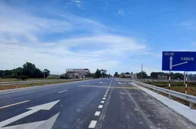 Quốc lộ 9 về cảng Cửa Việt.