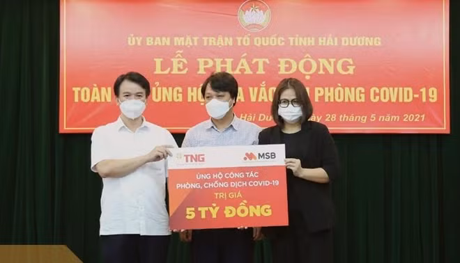 Đại diện Tập đoàn TNG Holdings Vietnam và Ngân hàng MSB đã trao số tiền ủng hộ 5 tỷ đồng cho UB MTTQ tỉnh Hải Dương.
