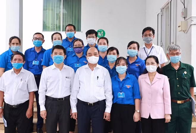 Chủ tịch nước Nguyễn Xuân Phúc cùng các ứng cử viên đại biểu Quốc hội khoá XV và cử tri tại Đơn vị bầu cử số 10 của TP Hồ Chí Minh. Ảnh: TTXVN.