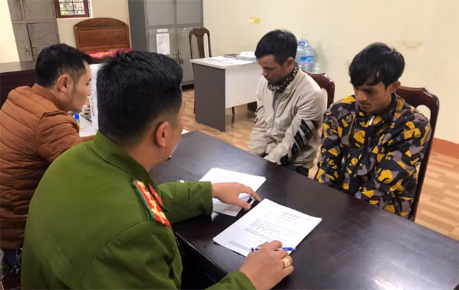 Công an huyện Tuy Đức bắt, xử lý Đinh Gia Long và Đinh Văn Thiều về hành vi buôn bán pháo nổ.