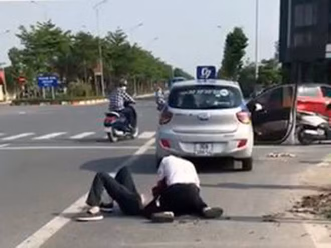 Anh Nguyễn Trần Minh quyết liệt ngăn chặn hành vi cướp, giết người. (Ảnh cắt từ clip). Anh Nguyễn Trần Minh quyết liệt ngăn chặn hành vi cướp, giết người. (Ảnh cắt từ clip).