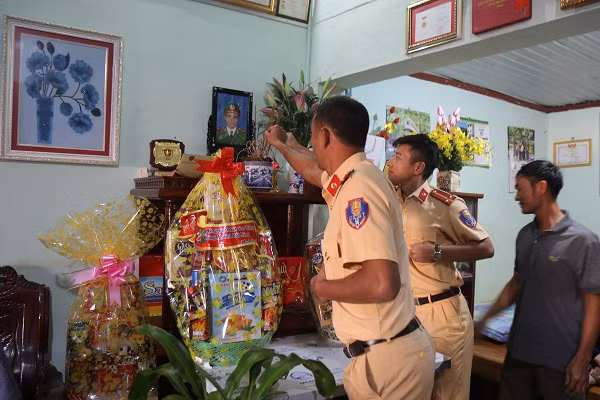 Thắp nén nhang tri ân liệt sĩ Vũ Văn Nam.