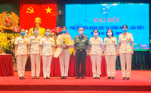 Đại tá Nguyễn Quốc Lam, Phó Viện trưởng Viện Khoa học và Công nghệ tặng hoa chúc mừng Ban chấp hành Hội Phụ nữ Viện Khoa học và Công nghệ nhiệm kỳ mới.