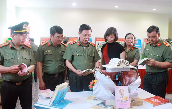 Các đại biểu thăm triển lãm. Các đại biểu thăm triển lãm.
