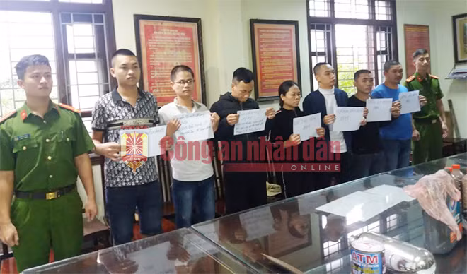 Các đối tượng cùng tang vật.