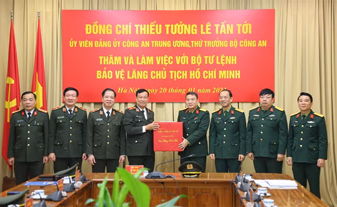 Nhân dịp năm mới 2021, chuẩn bị đón Tết Nguyên đán Tân Sửu, Thứ trưởng Lê Tấn Tới tặng quà Bộ Tư lệnh Bảo vệ Lăng Chủ tịch Hồ Chí Minh. Nhân dịp năm mới 2021, chuẩn bị đón Tết Nguyên đán Tân Sửu, Thứ trưởng Lê Tấn Tới tặng quà Bộ Tư lệnh Bảo vệ Lăng Chủ tịch Hồ Chí Minh.