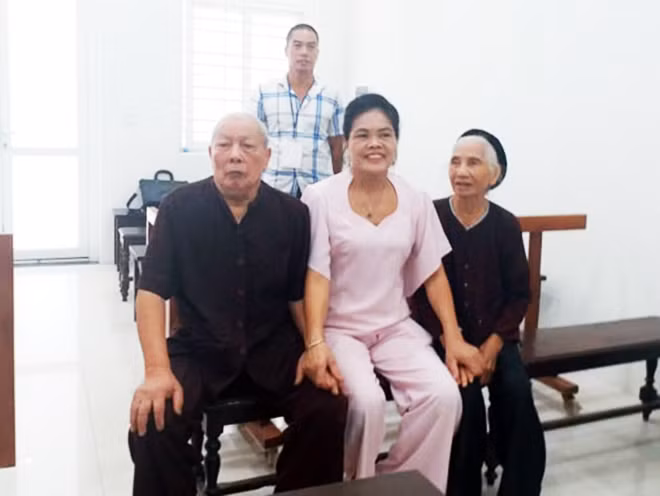Hai cụ Hợp-An và người thân tại phiên toà.