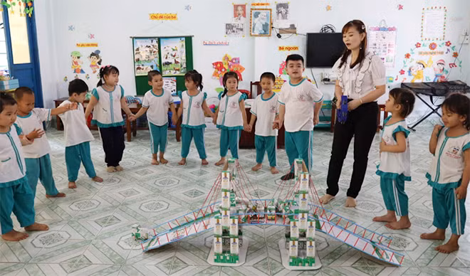 Hướng dẫn học sinh tái sử dụng vỏ hộp sữa sau khi uống là một hoạt động mang tính giáo dục trong chương trình được các trường đánh giá cao.