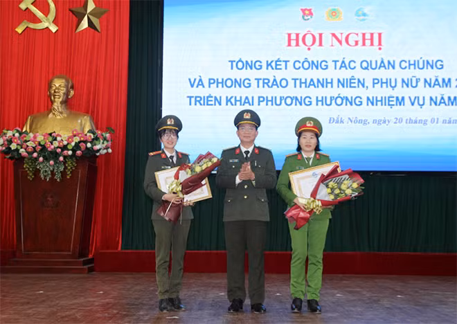 Đại tá Hồ Văn Mười – Giám đốc Công an tỉnh trao bằng khen của Trung ương Đoàn Thanh niên Cộng sản Hồ chí Minh và Trung ương Hội Liên hiệp phụ nữ cho tập thể và cá nhân.