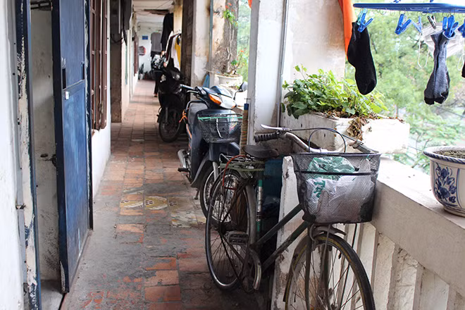 Hành lang tróc lở ở khu tập thể Cầu Đơ 2.