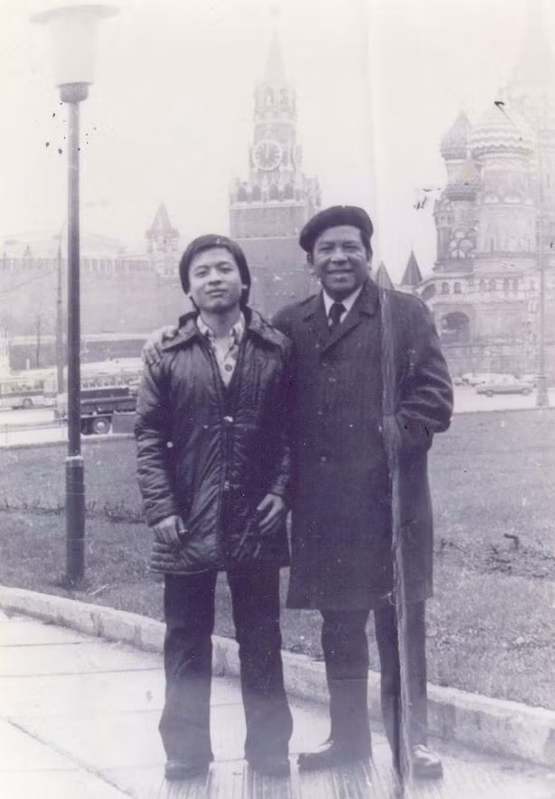 Nhạc sĩ Đỗ Nhuận (bên phải) và con trai - nhạc sĩ Đỗ Hồng Quân ở Nga năm 1978.