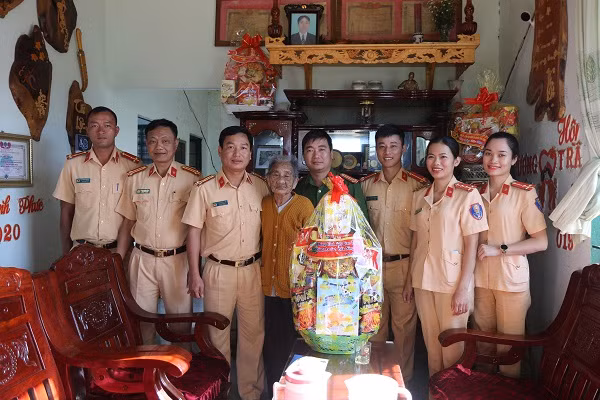 Lãnh đạo Phòng CSGT Công an tỉnh và Công an huyện Đắk Song cùng đoàn công tác thăm, tặng quà Mẹ Việt Nam Anh hùng Châu Thị Nghê.