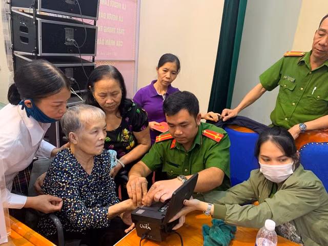 Do cao tuổi, ốm đau lâu ngày khiến vân tay bị mờ, các CBCS tổ cấp CCCD lưu động phải rất khó khăn mới hoàn thành lấy mẫu dấu vân tay của bà Mạnh.
