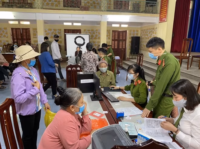 Công an huyện Thanh Hà (tỉnh Hải Dương) đảm bảo các biện pháp phòng dịch khi cấp CCCD.
