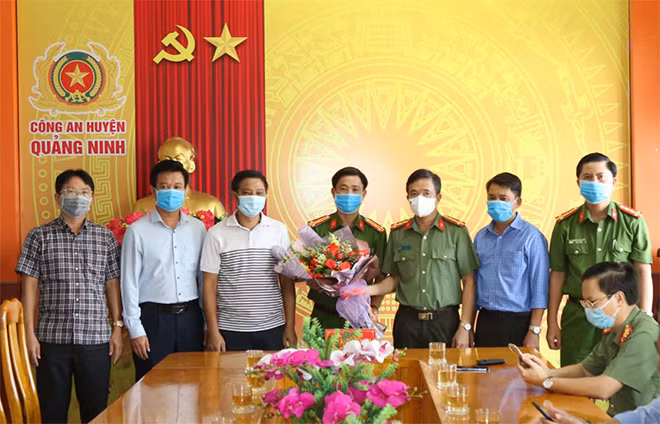 Đại tá Nguyễn Tiến Nam, Giám đốc Công an tỉnh thưởng nóng ban chuyên án.