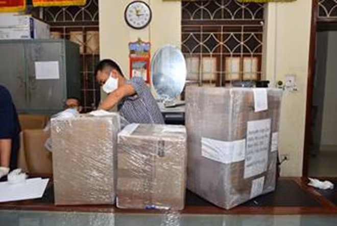 Cơ quan chức năng mở các kiện hàng, bên trong chứa ma túy các loại.