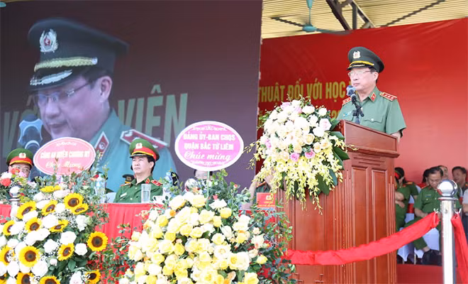 Thứ trưởng Nguyễn Văn Thành phát biểu tại lễ bế giảng.