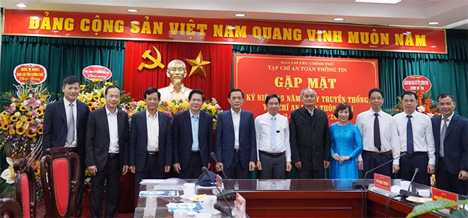 Các đại biểu dự buổi gặp mặt kỷ niệm.