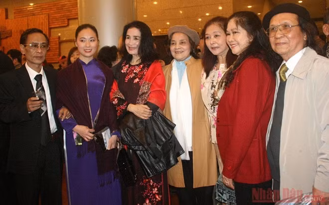Nhà thơ Hoàng Nhuận Cầm trong Liên hoan Phim năm 2012.