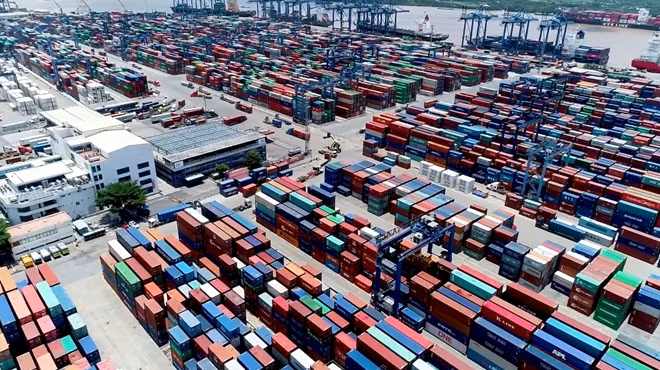 Quá tải về hạ tầng ở một cảng biển.
