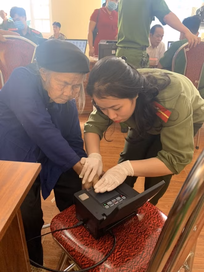 Tổ công tác lưu động Công an huyện Nguyên Bình thu nhận hồ sơ cấp CCCD.