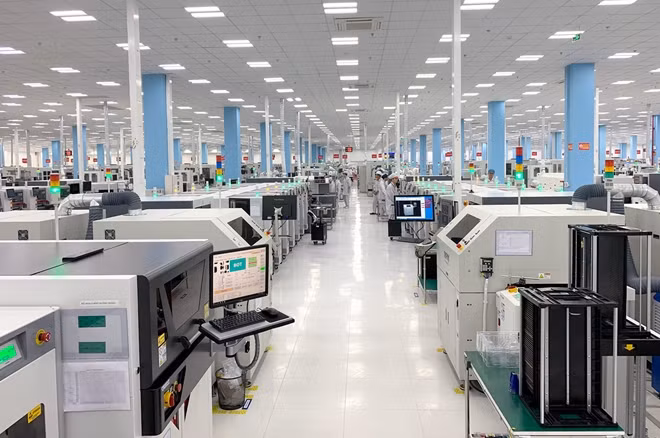 Sản xuất điện thoại thông minh tại Nhà máy của VinSmart giai đoạn 1 tại Khu công nghệ cao Hòa Lạc. Ảnh CTV