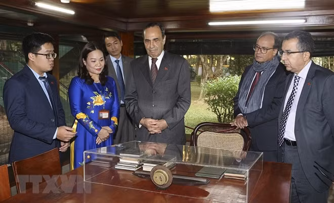Trong chuyến thăm chính thức Việt Nam, ngày 16/12/2017, Chủ tịch Hạ viện Maroc Habib El Malki thăm Khu di tích Chủ tịch Hồ Chí Minh tại Phủ Chủ tịch. (Ảnh: Doãn Tấn/TTXVN)
