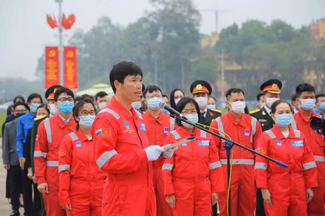 Giàn trưởng Nguyễn Thanh Tĩnh báo công dâng Bác.
