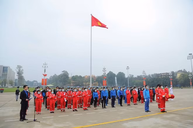 Người lao động Dầu khí làm Lễ báo công dâng Bác.