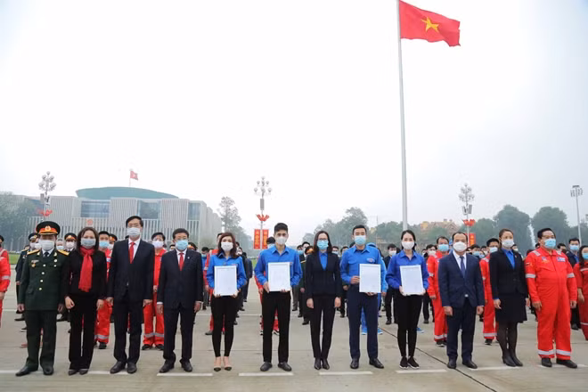 Trao quyết định các công trình của Tuổi trẻ Dầu khí chào mừng Đại hội XIII.