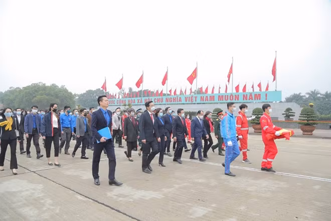 Hành trình Mùa Xuân từ những giếng dầu đưa lá cờ Tổ quốc đến với Quảng trường Ba Đình lịch sử.