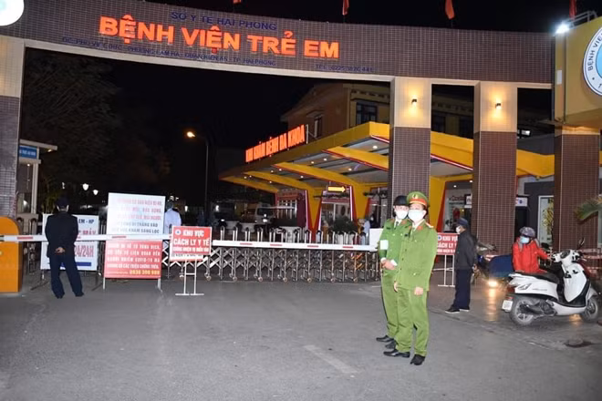 BV Trẻ em Hải Phòng được phun khử trùng và kiểm soát chặt chẽ người ra vào.