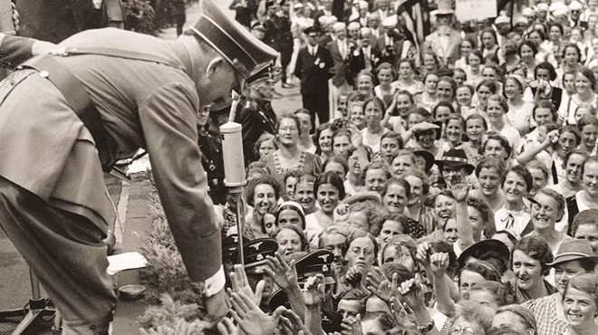 Hitler trong vòng vây của các “tín đồ”.