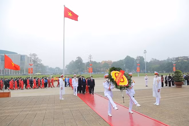 Đoàn dâng hoa và vào Lăng viếng Chủ tịch Hồ Chí Minh.