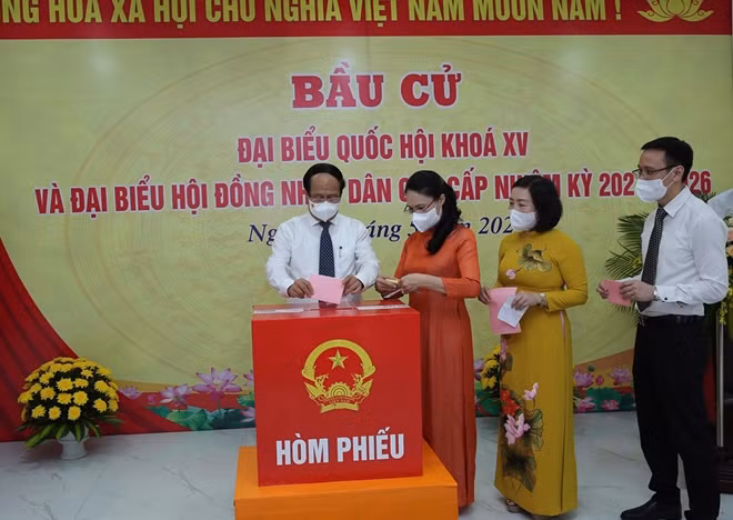 Phó Thủ tướng Chính phủ Lê Văn Thành bỏ phiếu tại tổ bầu cử số 1, phường Đồng Quốc Bình, quận Ngô Quyền, TP. Hải Phòng - Ảnh VGP.