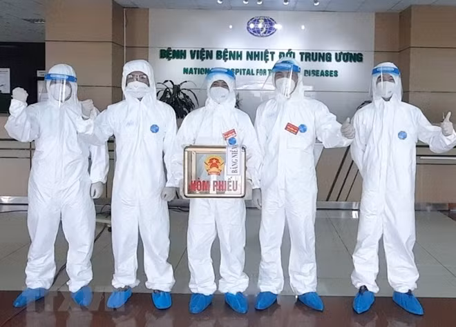 Chuẩn bị hòm phiếu tại điểm bầu cử Bệnh viện Bệnh Nhiệt đới Trung ương cơ sở 2. (Ảnh: TTXVN phát)
