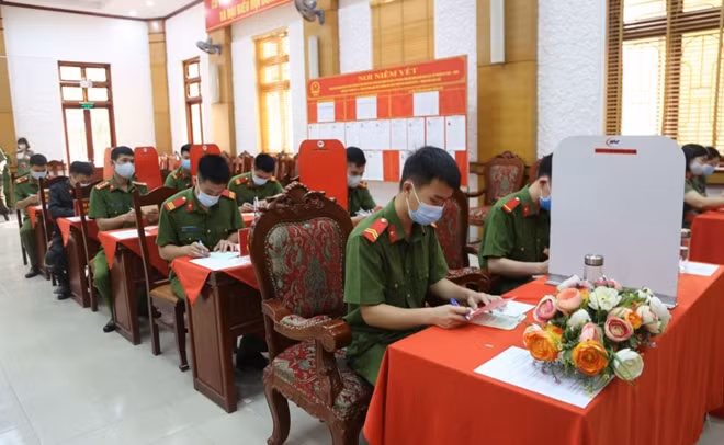 Khu vực bỏ phiếu đều có tấm ngăn đảm bảo sự riêng tư, khách quan trong việc bầu cử, phục vụ phòng chống dịch bệnh COVID-19.