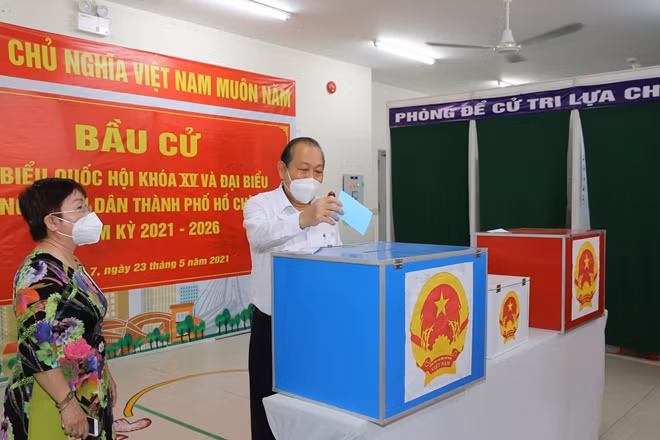 Phó Thủ tướng Thường trực Chính phủ Trương Hòa Bình bỏ phiếu bầu cử Quốc hội Khóa XV và Hội đồng nhân dân các cấp nhiệm kỳ 2021-2026 tại Khu vực bỏ phiếu số 062 (Trường Mầm non 7, phường 7, Quận Tân Bình, TPHCM). Ảnh: VGP/Mạnh Hùng.