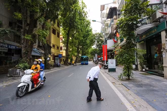 Quãng đường chỉ vài chục mét những cũng khiến ông thấm mệt. (Ảnh: Minh Sơn/Vietnam+)