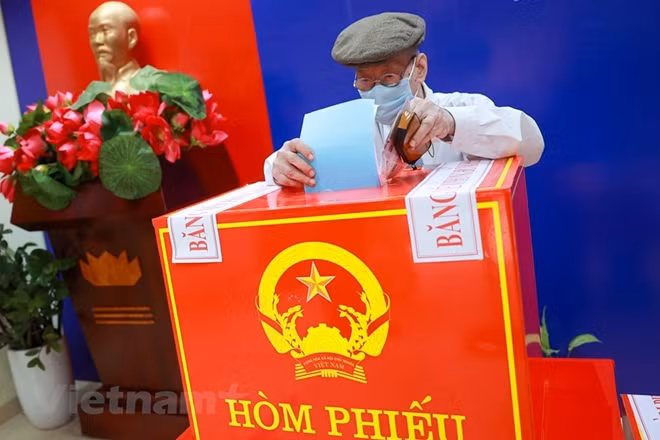 'Tôi bảo các con dù bận mấy cũng phải nghiên cứu thật kỹ chương trình hành động, cân nhắc để chọn ra người tài đức, đó là trách nhiệm và quyền lợi của mỗi công dân,' ông nói. (Ảnh: Minh Sơn/Vietnam+)