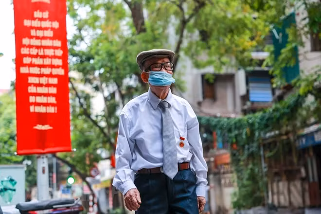 Tuy nhiên, ông Ca cho biết mình sẽ tự đi đến điểm bỏ phiếu mà không cần sự giúp đỡ của con cháu hay của tổ bầu cử vì đây là sự kiện trọng đại của đất nước. (Ảnh: Minh Sơn/Vietnam+)