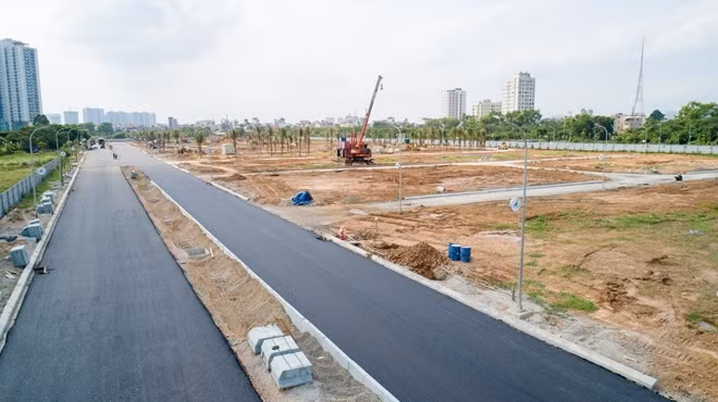 Tuyến đường nội khu quy hoạch rộng 27m đã được trải nhựa bằng phẳng, là một trong những trục giao thông chính yếu của khu đô thị kết nối trực tiếp với các tuyến đường huyết mạch xung quanh.