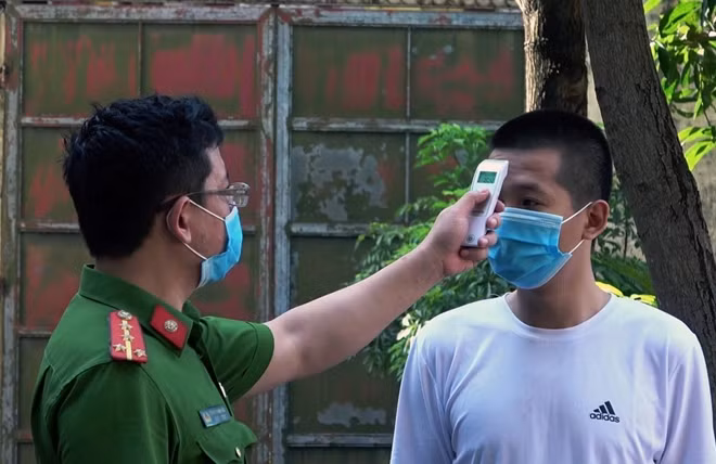 Đo thân nhiệt cho 'cử tri đặc biệt'.