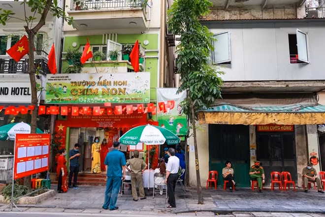 Địa điểm bỏ phiếu của cử tri Phạm Văn Ca nằm trên phố Hàng Tre cách nhà ông quãng đường không quá dài. (Ảnh: Minh Sơn/Vietnam+)